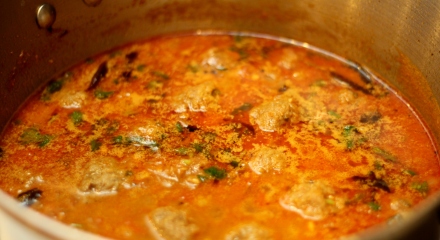 kola-urundai-kuzhambu-south-indian-meatball-curry