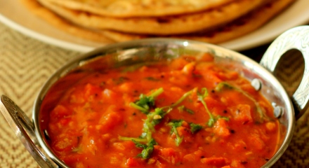 tomato-chutney-with-besan-side-for-rotis-parathas