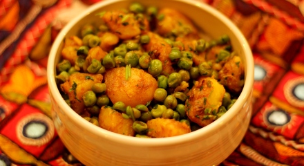 sukha-aloo-matar-peas-and-potato-dry-curry